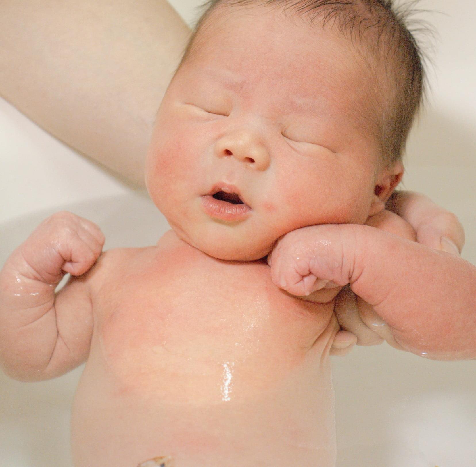 沐浴中の赤ちゃん