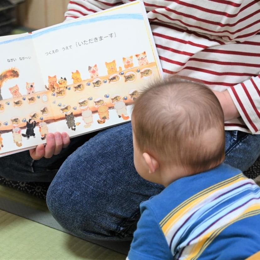絵本を眺める赤ちゃん